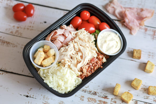 La salade club sandwich au poulet rôti