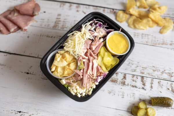 La salade sandwich à la viande fumée & cornichons