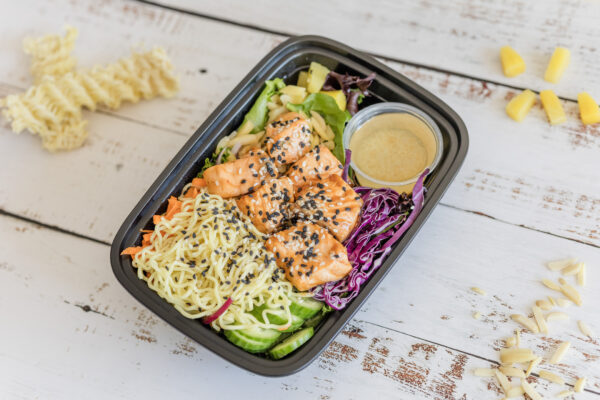La salade au saumon bbq thaï